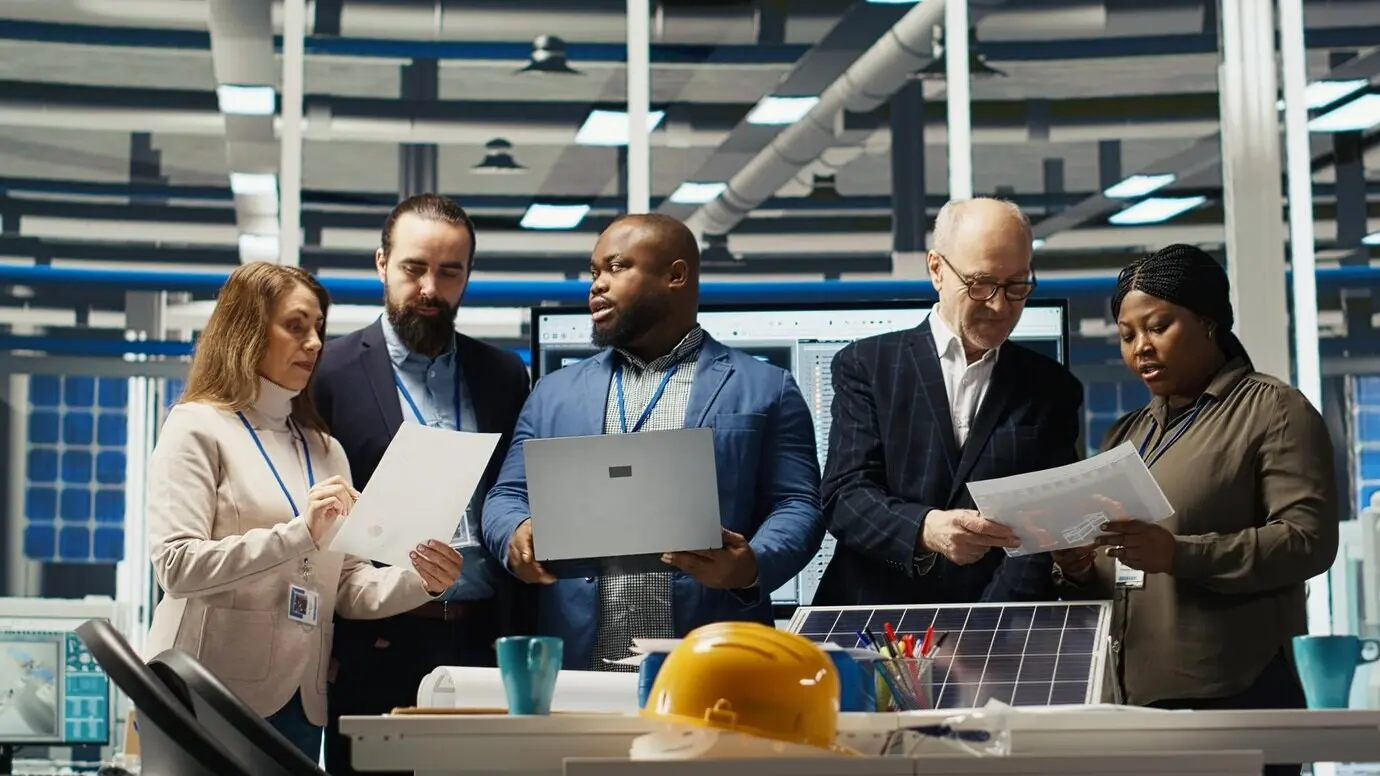Führungskräfte sprechen über Strategien zur Fabrikautomatisierung.