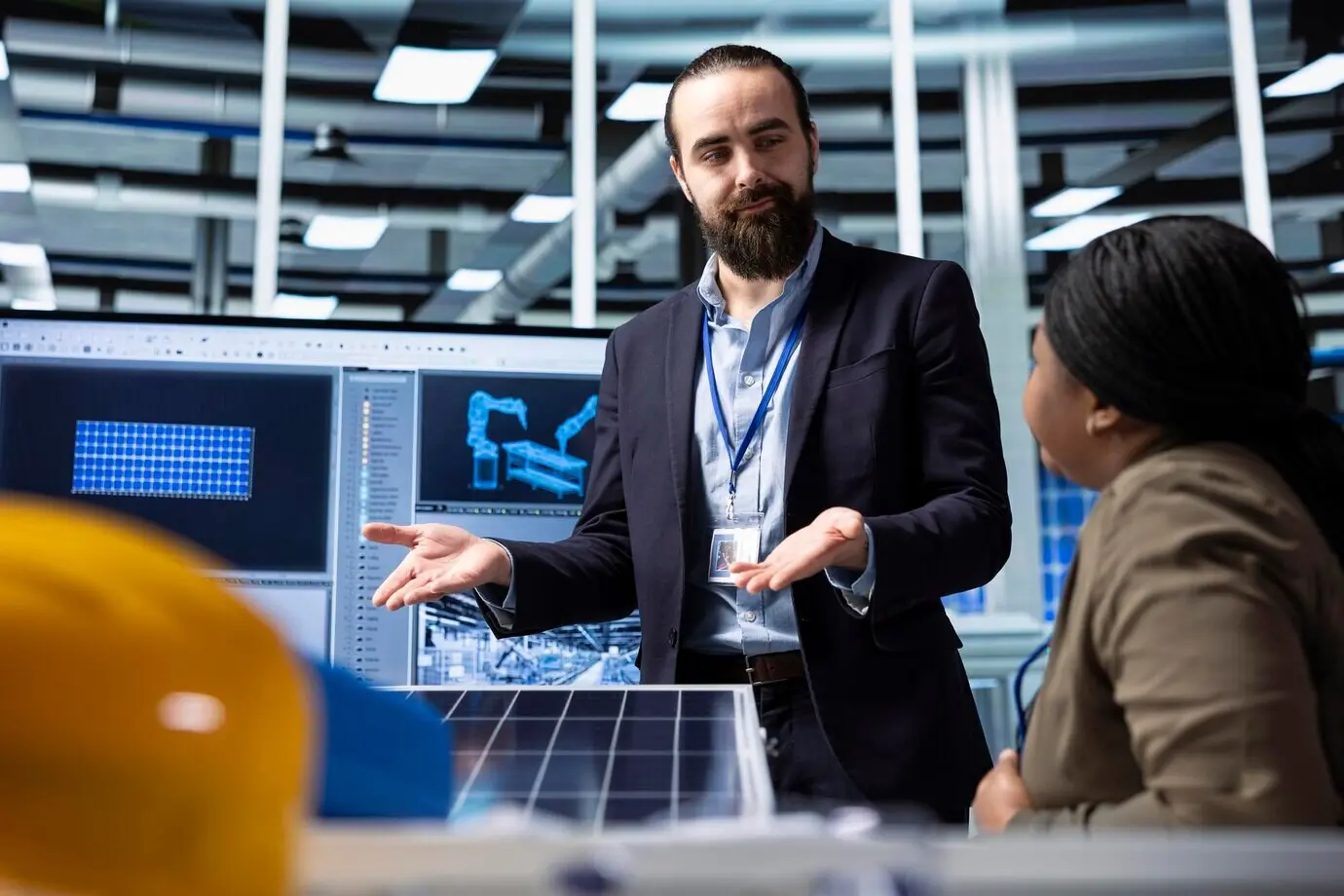 Geschäftsmänner einer Photovoltaikfabrik besprechen vorzunehmende Modernisierungen, um den Absatz zu steigern.