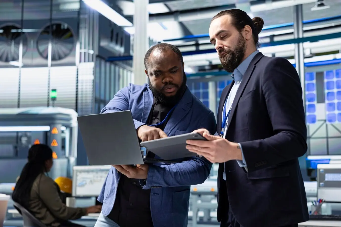Mitarbeitende halten in der Fabrik ein Teammeeting ab, um sich um die Solarstromproduktion zu kümmern.